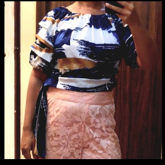 Baloon sleeve Ruffle crop top (fixed price ) - Picture 7 of 7